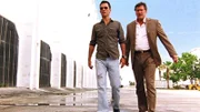 Michael (Jeffrey Donovan, l.) und Sam (Bruce Campbell) gehen aufs Ganze: Sie geben sich als CIA-Agenten aus und nehmen ihren Gefangenen in ein knallhartes Verhör.