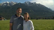 Annabell (r.) und Dominik Zurbrügg (l.) haben einen großen Garten in Oberbayern mit unverbautem Panoramablick auf das Karwendelgebirge. In dieser Traumkulisse soll ein alpenländischer Naturgarten entstehen. Die Gartenprofis Alexandra Lehne und Frank Dietl stellen sich dieser Herausforderung.