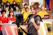 Heute wird das Aufnahmeteam im Studio von Kamerakind Cara unterstützt.