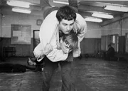 Seit er elf Jahre alt ist, betreibt Wladimir Putin (u.) Judo. Sein Trainer und Mentor holt ihn damals von der Straße und spielt eine wichtige Rolle in Putins Leben.