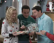 "Die Goldbergs", "Stirb langsam auf Goldberg-Art." Lange musste Barry auf diesen Moment warten. Durch die Verlobung mit Lainey wird es endlich wahr. Statt Chanukka kann Barry Weihnachten feiern, denn Lainey ist Christin. Doch in ihrer Familie scheint das Weihnachtsfest keine so zentrale Rolle einzunehmen, wie von Barry erhofft. Er sieht sich daraufhin zu ungewöhnlichen Maßnahmen gezwungen. Unterdessen mausert sich Adam zum ultimativen 'Stirb langsam'-Fan und wälzt sogar schon Pläne für einen eigenen Film.Im Bild (v.li.): AJ Michalka (Lainey Lewis), Troy Gentile (Barry Goldberg), Sam Lerner (Geoff Schwartz).