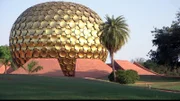 Der Matrimandir, Sanskrit für "Tempel der Mutter", in Form einer immensen goldfarbenen, abgeflachten Kugel mit einem Durchmesser von 36 Metern.
