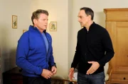 Sebastian (Herbert Ulrich, links) bekommt von Mike (Harry Blank, rechts) Vorwürfe wegen des Kusses mit Annalena gemacht.