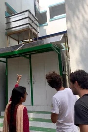 Corentin (Mi.) und Pierre-Alain (re.) sind mit Dr. Ligy Philip (li.) verabredet, die hauptsächlich zur Wasseraufbereitung forscht. Ihr Institut befindet sich auf dem Campus der Universität von Chennai.