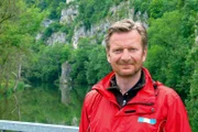 rbb Fernsehen KESSLERS EXPEDITION, "Mit dem Roller an der Donau, Teil 3", am Freitag um 20:15 Uhr. Michael Kessler geht auf seine achte Expedition für den rbb! Nach der Kanutour, Eselwanderung, Floßfahrt, Husky-Tour, Klappradreise, Rasenmäherfahrt und seiner Flucht auf der Schiene will Kessler zurück zum rbb. Dumm nur, dass er sich verfahren hat, statt in Berlin ist er in Wien gelandet! Also folgt er dem Lauf der Donau von der österreichischen Hauptstadt bis zur Quelle in Donaueschingen. - Michael Kessler.