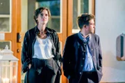 Dr. Aimee Benzweiler (Julia Bremermann) und Schorschi Striebel (Sebastian Edtbauer) kämpfen beide um das Bürgermeisteramt in Himmelsruh.