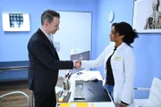 Imani (Féréba Koné) lässt sich von Kilian (Marc Dumitru) überzeugen, die Leitung des Retreats zu übernehmen.