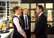 ARD ROTE ROSEN FOLGE 1414, am Dienstag um 14:10 Uhr im ERSTEN. Mick (Tobias Rosen, M.) freut sich, dass Naomi (Barbara Lanz, l.) bei Gunter (Hermann Toelcke, r.) mit ihren unkonventionellen Ideen punkten kann.