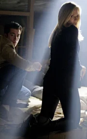 Calleigh (Emily Procter) und Ryan (Jonathan Togo) werden zu einem leer stehenden Haus gerufen, auf dessen Dachboden eine Leiche liegt. Als plötzlich auf sie geschossen wird, erkennen sie, dass sie in einer Falle sitzen...