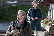 Frank (Stephan Grossmann) und Emma Dittmer (Marlene Morreis) suchen Martin in seiner Praxis auf.