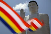 Eine Buddhastatue begrüßt die Lowtech-Enthusiasten nahe dem Gokana-Tempel in Trincomalee auf Sri Lanka.