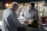Doc Robbins (Robert David Hall, l.) und Dr. Raymond Langston (Laurence Fishburne) untersuchen die Leiche von Amber Jones (Elizabeth Chomko), die in dem Kofferraum eines Autos gefunden wurde.