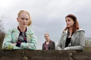 Die Stimmung ist angespannt, Lauri will aus der Band „Pink Slip“ aussteigen. V.l.n.r. Lauri (Gina Alice Stiebitz), Sabrina (Helena Siegmund—Schultze), Clara Hofer (Lisa-Marie Koroll)