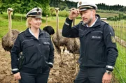 Ermittlungen auf der Straußenfarm: Nele (Floriane Daniel, l.) und Andreas Rambach (Ole Puppe, r.).