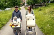 Geraldine und Patrick genießen die Spaziergänge in der Natur ihrer neuen Heimat im Klettgau in der Nähe der schweizer Grenze.