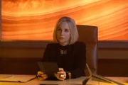 Mrs. Rothman (Sofia Helin) führt harte Verhandlungen mit Max Grendel – doch wird sie seiner Forderung nachgeben?