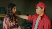 Rocco (Hoang Minh Ha) gibt Mari (Maryam Zaree) den Tipp, dass sie auf ihr Herz hören sollte, um sich Neuem gegenüber zu öffnen.