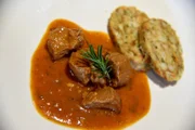 Zu einem richtigen Osteressen gehört ein Lammgericht, wie ein Lammgulasch mit Semmelknödel.