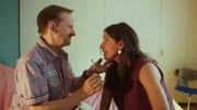 Mari (Maryam Zaree) bereitet Andi (Milan Peschel), der in ihrem Körper steckt, auf ein Business-Dinner mit CEO Eric Man vor.