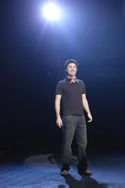 Nachdem J.D. (Zach Braff) erfahren hat, das er Vater wird, ertränkt er seinen Kummer im Alkohol und landet in einem angeschlagenem Zustand bei der Blue Man Group auf der Bühne ...