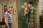 Versuchen, den einsamen Herb aufzumuntern: Walden (Ashton Kutcher, r.) und Alan (Jon Cryer, l.) ...