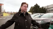 Pamela wartet verzweifelt auf ihre Möbellieferung.