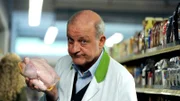 Wilsberg (Leonard Lansink) ermittelt im Supermarkt.