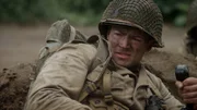 REENACTMENT - Ein alliierter Funker beobachtet, wie Captain Bobby Brown sich darauf vorbereitet, aus der Deckung seines Schützengrabens zu springen.
