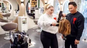 Ausbilder André Friseur aus Lippstadt mit Azubi Denise (l).