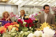 Eine Spur führt Monk (Tony Shalhoub) und Natalie (Traylor Howard, Mi.) zu der Floristin Joy (Carol Kane), die einen etwas schrägen Eindruck auf sie macht.  +++