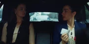 Louna Lloris (Anna Bardavelidze, r.) begleitet Ylva Dardenne (Philine Schmölzer, l.) als Bodyguard und ist überrascht von Ylvas Plänen.