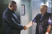 Raymond Langston spricht mit Doc Robbins über die Obduktionsergebnisse.