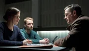 Hat Roland Siebert (Sönke Möhring, r) etwas mit dem Mord an Niara zu tun? Nora Dalay (Aylin Tezel, l) und Daniel Kossik (Stefan Konarske, M) verhören ihn.
