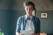 Rosa (Sarah Sophia Meyer) freut sich über die Rückkehr von Egon.