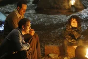Monk (Tony Shalhoub, hi.li.), der Randall (Jason Gray-Stanford, vo.li.) und einige Kinder zu einem Campingausflug begleitet, lauscht der Geschichte, die Randall Brian (Alex Wolff) und den anderen Kids am Lagerfeuer erzählt.