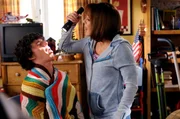 Frankie (Patricia Heaton) setzt bei sich, Axl (Charlie McDermott), Mike, Brick und Sue ein strenges Regime an Gesundheitsbewusstsein durch. Frankie (Patricia Heaton) setzt bei sich, Axl (Charlie McDermott), Mike, Brick und Sue ein strenges Regime an Gesundheitsbewusstsein durch.