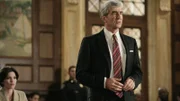 Staatsanwalt Jack McCoy (Sam Waterston) befürchtet, dass der Angeklagte einen Freispruch aus Mitleid erlangt, da er unter Parkinson leidet und die Verhandlung mit seinem Auftreten durcheinander bringt. Dabei hatte Yates gleich zwei Motive, Judith Barlow zum Schweigen zu bringen... (li. Alana De La Garza)