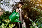 Pfarrer Philipp kümmert sich um seinen Pfarrgarten in Waldfischbach-Burgalben in Rheinland-Pfalz.