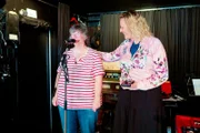 Susanne Kunz (r.) übt mit einer Frau aus dem Chor