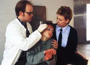 Dr. Christoph Stein (Atto Suttarp) und Silke Jacoby (Judith von Radetzky, re.) kümmern sich um Conny (Kristin Lenhardt), die sich im Bunker aus Verzweiflung furchtbare Kopfwunden zugefügt hat.