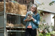 Paulina (Tabea Hug) ist in Sorge um Kaninchen Sardinchen – es lebt in einem viel zu engen Stall.