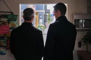 Ringo (Timothy Boldt, r.) ist beeindruckt, als Benedikt (Jens Hajek) das Beste aus der Situation macht.