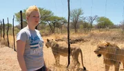 Volontärin Julia ist mit Buschmann Stefanus auf Fütterungstour.