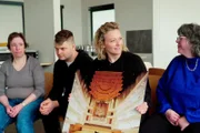 Susanne Kunz (2.v.r.) zeigt den Mitgliedern des Chors, wo sie auftreten werden