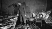 Nach Kriegsende besichtigen amerikanische Soldaten im Zentrum Berlins den Bunker der ehemaligen Reichskanzlei. Hier, unter meterdickem Stahlbeton, verbrachten Adolf Hitler und sein Gefolge ihre letzten Tage.