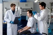 Dr. Ahrend (Roy Peter Link, l.) und Ben Ahlbeck (Philipp Danne, r.) versorgen Jakubs (Jonas Hämmerle, M.) Kopfwunde. Als Dr. Ahrend Jakubs Eltern informieren will, findet Jakub Ausreden, warum das nicht geht. Er will lieber erstmal seinen Chef in der Backstube informieren, damit er ihm seine Sachen bringt. Die beiden Ärzte sind skeptisch. Warum will Jakub nicht, dass seine Eltern über seinen Unfall informiert werden?