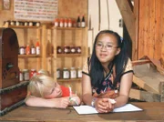 Von links: Merle (Elisa Pries) und Kiki (Thuy-Anh Cao).
