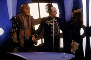 Der Narn G'Kar (Andreas Katsulas, l.) und der Centauri Londo Mollari (Peter Jurasik, M.) haben sich mit Delenn (Mira Furlan, r.) getroffen, um ihre Haltung gegen&uuml;ber der Erdregierung zu besprechen.