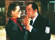 Mona (Anja Beatrice Kaul), die einen Deal mit Blondie hat, überredet Kittler (Egon Hofmann), Blondie auf die Krankenstation zu bringen.