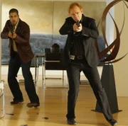 Die Spur des aufgegriffenen Mannes, der offensichtlich unter Gedächtsnisverlust leidet, führt Horatio (David Caruso, re.) und Eric (Adam Rodriguez) in das Anwesen der Crawfords. Was erwartet die Ermittler dort?